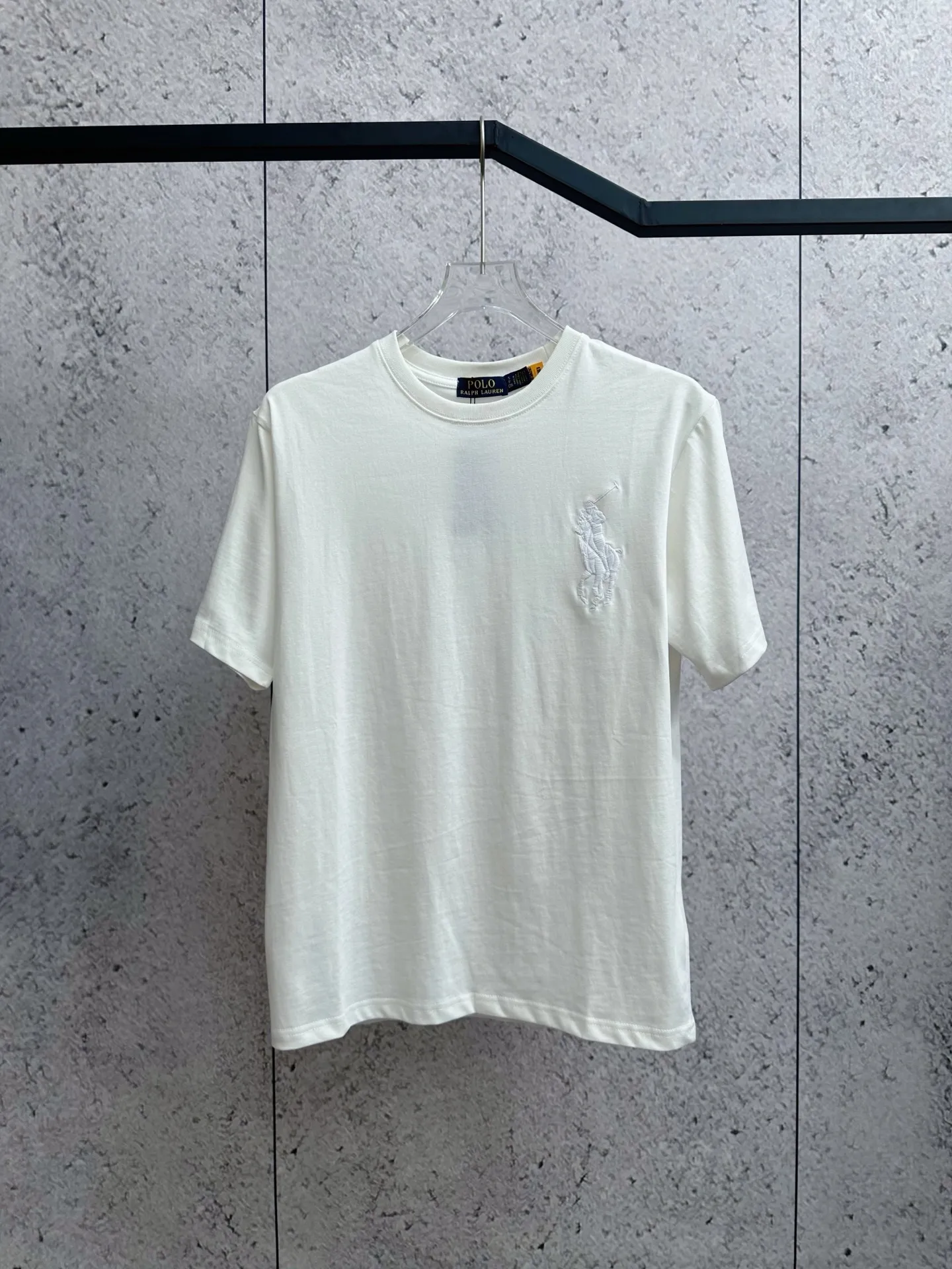 P150 Ralph Lauren/Ralph Lauren 25ss simultaneously launches one-color horse embroidery round neck short sleeves. The main logo on the neck has a QR code mark, which can be scanned for verification, and the detailed horse logo embroidery is all high-density and made with imported Tajima machines, distinguishing it from low-end products on the market. 32 counts, 240g hydrophilic toner, 100% cotton fabric, comfortable and soft, highly breathable, focusing on high-end cost-effectiveness, needless to say good quality. Available in a variety of colors, both boys and girls can try this genderless style, giving them a yuppie tone in no time. Immerse yourself in your leisurely style, and have your own style in retro. Natural, vivid, and very French romantic feelings perfectly integrate the youthful atmosphere with the trend. The clever embellishment of the horse logo embroidery carries all the eye-catching points. Color: black, white, navy blue, gray Size: S-xL
